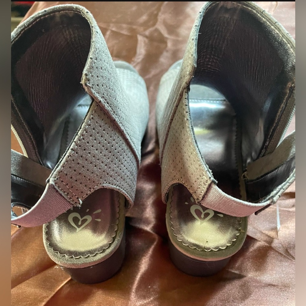 Women open toe sandals